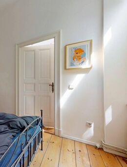 Altbauperle mit Entwicklungspotenzial: Klassische Wohnung in Toplage - Berlin
