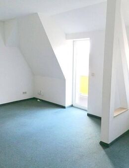!! 2-Zimmer-Dachgeschosswohnung mit Fußbodenheizung und Balkon in ruhiger Nebenstraße !! - Chemnitz