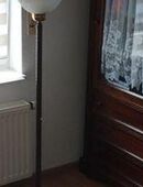 Antike Stehlampe mit dunklem Messingfuß in 53359