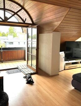 "Top-Angebot" Großzügige 3-Zi.-DG-Wohnung mit 2 TG-Plätzen u. Kellerraum - Traunreut