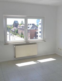 BO - Altenbochum, Grenze Innenstadt, nicht WG-geeignet: teilrenovierte 2-Zi-DG-Whg. mit Wannenbad u. Balkon - Bochum