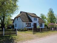 Ein Haus in Born mit Grundstück bis zum Bodden und Bauvorbescheid für 2 Einfamilienhäuser - Born (Darß)