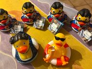 12 Plastik-Enten, gelb + schwarz (4x König Ludwig), neu - München