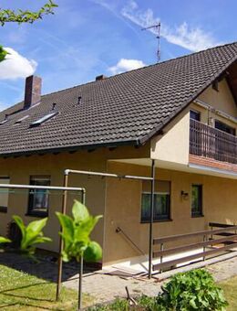 Roßtal-Ortskern: Zweifamilienhaus mit Doppelgarage in bester Wohnlage zu verkaufen! - Roßtal