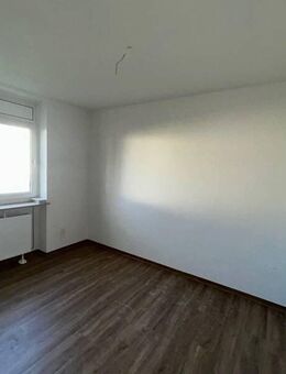 schöne 3 Zimmer Wohnung ,komplett Renoviert inkl schönem Vinylboden in ruhiger Lage - Dortmund