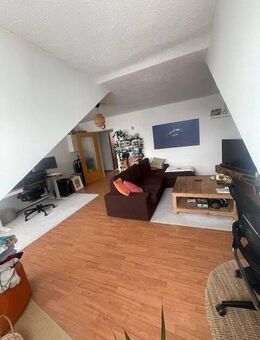 Zentrale Dachgeschoss-Wohnung mit Aufzug in Bahnhof Nähe !! - Duisburg