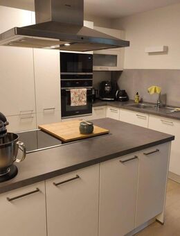 Neuwertige, zentrale 3 Zimmer-Whg mit Balkon, EBK und TG - Kirchheim (Teck)