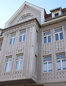 Zentraler geht es nicht! Frisch hergerichtet! Dachgeschosswohnung mit kleinem Balkon am Karlsplatz! - Bernburg (Saale)