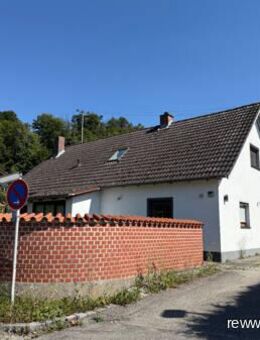Großzügiges Einfamilienhaus mit modernisierter Ausstattung und fünf Garagen in Burgkirchen - Burgkirchen (Alz)