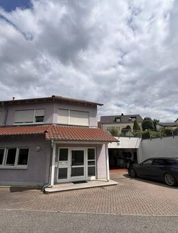 Rendite 4,4%!Zweifamilienhaus (DHH) mit 2 Whgen (Praxis+freiwerd. 3-Zi.Whg) u. 5 Stellpl.+1 Garage in Lappersdorf - Lappersdorf