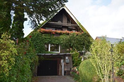 Einfamilienhaus mit Teilkeller und Garage