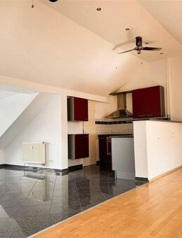 Zwischen Innenstadt und Uferpromenade: Lichtdurchflutete Dachwohnung mit großem Balkon und Aufzug - Fürth