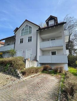 Charmante 2-Zimmer-Dachgeschosswohnung mit Stellplatz und Kellerabteil - Mallersdorf-Pfaffenberg