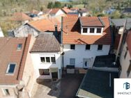 Saniertes Einfamilienhaus mit großem Grundstück und separater Wohneinheit inklusive - Hochstätten