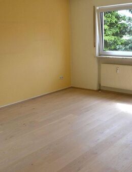 Großzügige 3-Zimmerwohnung mit zusätzl. Esszimmer, Süd-Balkon und kl. Garten in N-Altenfurt, geeignet f. Singles, Paar o. kl. Fam. - Nürnberg