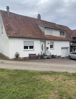 Gepflegtes Einfamilienhaus mit separatem Freizeitgrundstück in ruhiger Seitenstraße - Aschbach
