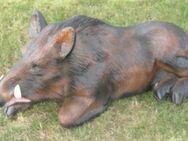 Dekofigur Wildschwein Eber liegend Gartendeko Tierfigur - Hergisdorf