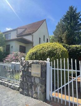 Exklusive Wohlfühloase: Einfamilienhaus mit Pool, Einliegerwohnung und prachtvoller Gartenlandschaft - Berlin