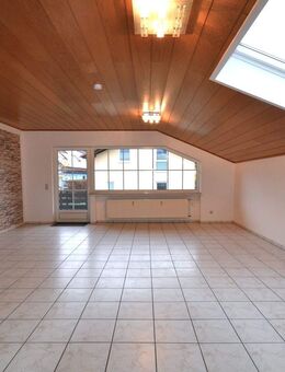 **Königswinter: Charmante Dachgeschosswohnung am Fuße des Ölbergs, 3 Zimmer, Balkon und Stellplatz** - Königswinter