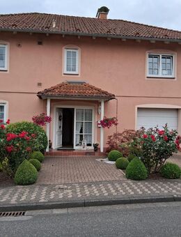 Einfamilienwohnhaus mit sehr schönem Grundstück, Garage, Carport zusätzliches Appartement mit Dusche, WC und Waschbecken - Eschwege