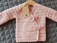 Gehäkelte Babywickeljacke in rose - Helmstedt
