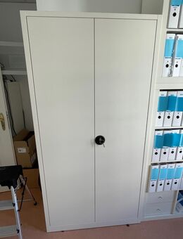Zwei gebrauchte Stahlschränke der Marke C+P Möbelsysteme - Fulda
