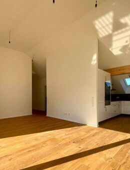 Exklusive 3,5-Zimmer-Dachgeschosswohnung inkl. EBK und sonniger Dachterrasse - ab sofort beziehbar - Pfullingen