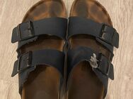 Junge Sie verkauft getragene Birkenstocks - Dortmund