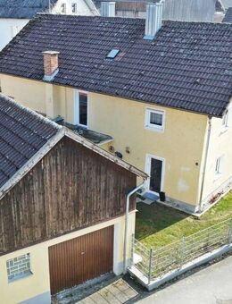 Kernsaniertes Einfamilienhaus mit zwei Wohneinheiten und großer PV-Anlage im Zentrum von Eichendorf zu verkaufen - Eichendorf