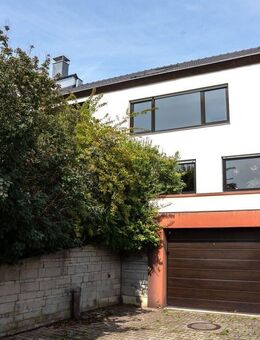 *Einfamilienhaus in bester Lage mit Einliegerwohnung* - Weinstadt