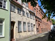 Zwei denkmalgeschützte Wohnhäuser in sanierungsbedürftigem Zustand unweit des Krähenteichs - Lübeck
