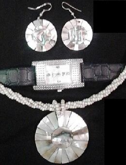 PERLMUTT-Konvolut – Ohr-Ringe, Armband-Uhr, Kette & Anhänger - Wolgast