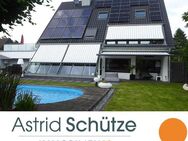 Steinhagen: Luxuriöses Einfamilienhaus mit zwei weiteren Wohnungen - Steinhagen (Nordrhein-Westfalen)