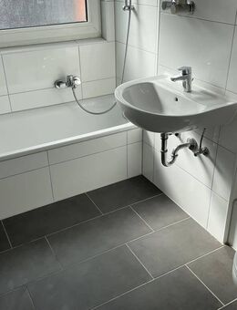 2-Zimmerwohnung im Dachgeschoss mit sehr großen Wohnzimmer, neuen Bad und Boden - Herne