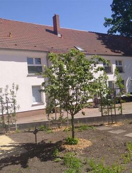 Jede Menge Potential: Mehrfamilienhaus mit Grundstück und Gewerbeanteil - Berlin