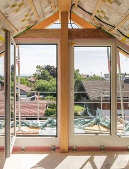 Lichtdurchflutete Neubau-DG-Wohnung mit Blick ins Grüne und zwei Balkonen - Geretsried