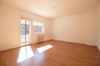 Sonniges Wohnjuwel - 2-Zi.-Wohnung mit Balkon, Stellplatz & Top-Anbindung!