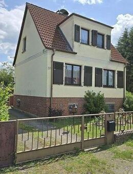 Freistehendes Einfamilienhaus mit Doppelcarport in ruhiger Lage in Burg - Burg (Sachsen-Anhalt)