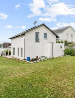 Modernes Einfamilienhaus mit Terrasse und Solarüberdachung sowie großem Garten in Ruschweiler - Illmensee