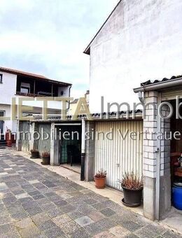 Kleines Einfamilienhaus mit 5 Garagen in ruhiger Wohnlage - Ludwigshafen (Rhein)