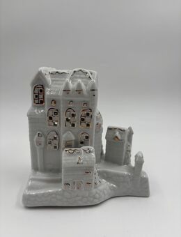 Winter‑Dekohaus Keramik weiß mit Goldakzenten, ca. 12 × 12 cm, Lichthaus‑Stil, Vintage - Dossenheim