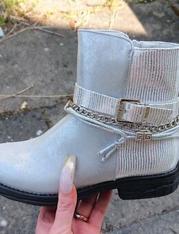 Gr. 36, Stiefeletten silber glänzend - Glitzer + Schnalle + Ketten - Bruchköbel