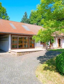 Ruhig gelegenes, freistehendes Einfamilienhaus mit überdachter Terrasse, Carport und schöner Aussicht in Kopp - Kopp