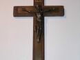 Altes Holzkreuz, Jesus, Kupfer und Bronze in 24782