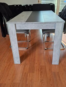 Verkauf Esstisch mit zwei Stühlen - Schemmerhofen