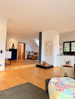 Zweifamilienhaus in sonniger Hanglage mit herrlichem Weitblick - Rockenberg