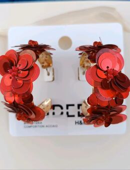 H&M Ohrringe Ohrstecker Creolen Kreolen rot Pailletten Perlen Blume geblümt in gold NEU - Hardheim