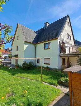 Sanierungsbedürftiges Wohnhaus mitten in Eppendorf mit zwei Garagen zu verkaufen! - Eppendorf