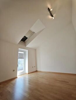 Traumhafte 3-Zimmer-Dachgeschoss-Maisonette mit Weitblick - Renoviert 2025 - Schwabmünchen