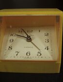 Mid-Century Vintage gelber Europa Prismenwecker verstecktes Zifferblatt mit Kippfunktion und Alarm in 82041